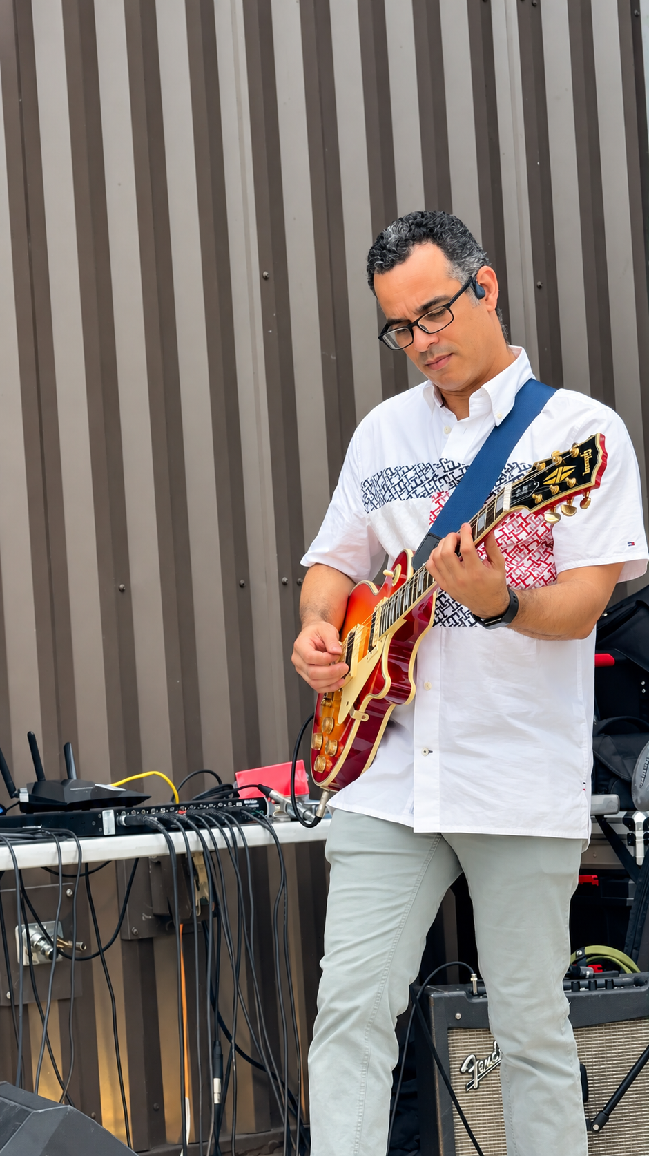 Dashel tocando guitarra