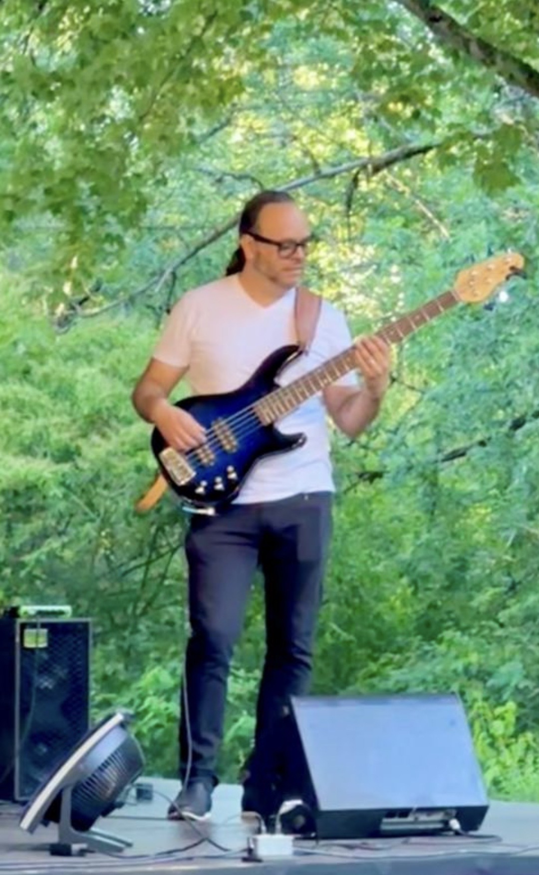 Giovanni Meza tocando el bajo