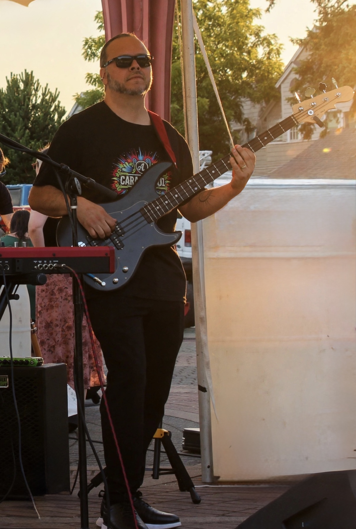 Giovanni Meza tocando el bajo